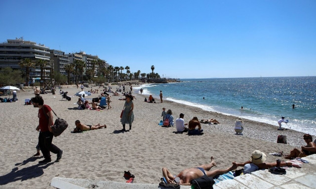 Μύρισε καλοκαίρι – Βγήκαν στις παραλίες οι Αθηναίοι