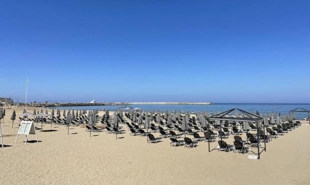 Ρέθυμνο: Μπήκαν οι ξαπλώστρες στην παραλία – Περιμένουν τα πρώτα ανέμελα κορμιά!