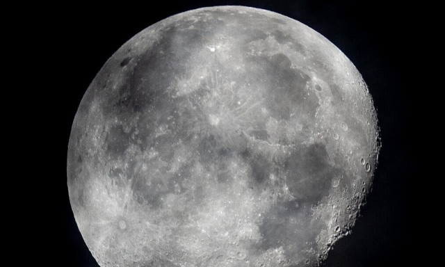 Τα γυάλινα σφαιρίδια στην επιφάνεια του φεγγαριού μπορεί να χωρέσουν δισεκατομμύρια τόνους νερού