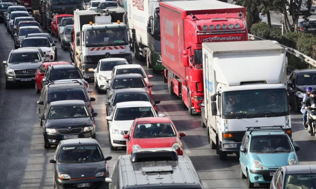 Θεσσαλονίκη: Καραμπόλα έξι οχημάτων στη Μουδανιών - Μποτιλιάρισμα στο σημείο