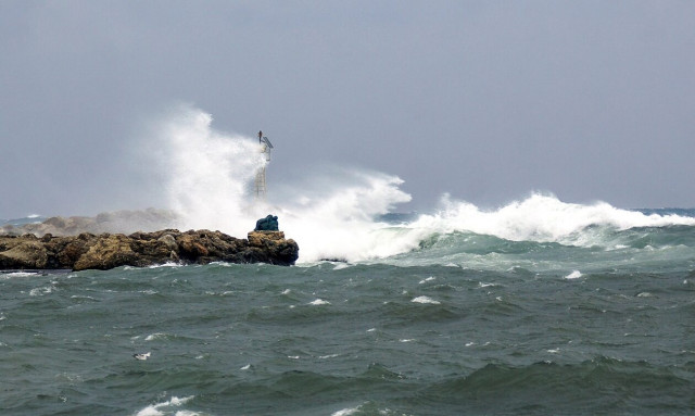 Καιρός: Από την άνοιξη στον χειμώνα - Θυελλώδεις άνεμοι, βροχές μέχρι και... χιόνια στην Πάρνηθα