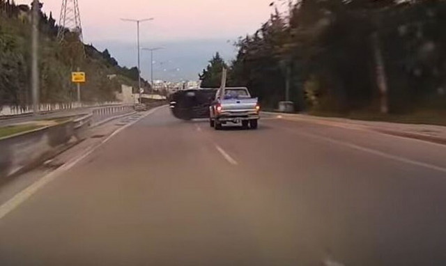 Πάτρα: Τροχαίο που κόβει την ανάσα κατέγραψε οδηγός - Τούμπαρε μόνος του και σώθηκε... παρά τρίχα