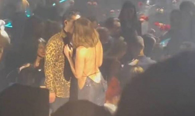 Δέσποινα Βανδή: Φιλιέται στο στόμα με τον Χρήστο Μάστορα; - Το βίντεο που έγινε viral