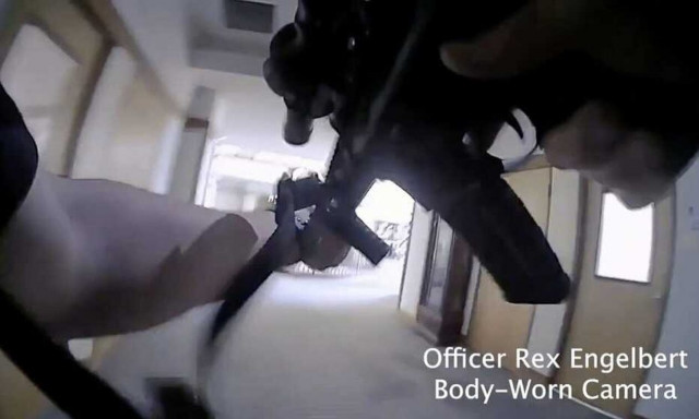 Βίντεο ντοκουμέντο: Η στιγμή που αστυνομικοί εξουδετερώνουν τη δράστιδα του μακελειού σε σχολείο