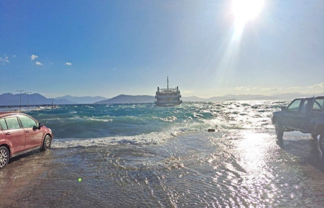 Χαμός στην Αίγινα: 10 άτομα «σήκωσαν» αυτοκίνητο που παρασύρθηκε από τα κύματα!