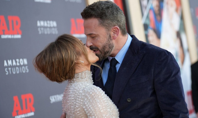 Τζένιφερ Λόπεζ - Μπεν Άφλεκ: Τα καυτά φιλιά του ζευγαριού στο κόκκινο χαλί