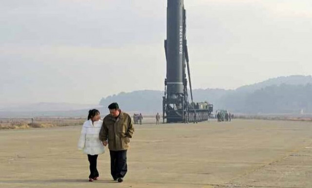 Βόρεια Κορέα: Ο Κιμ Γιονγκ Ουν ζήτησε να αυξηθεί η παραγωγή «στρατιωτικού πυρηνικού υλικού»