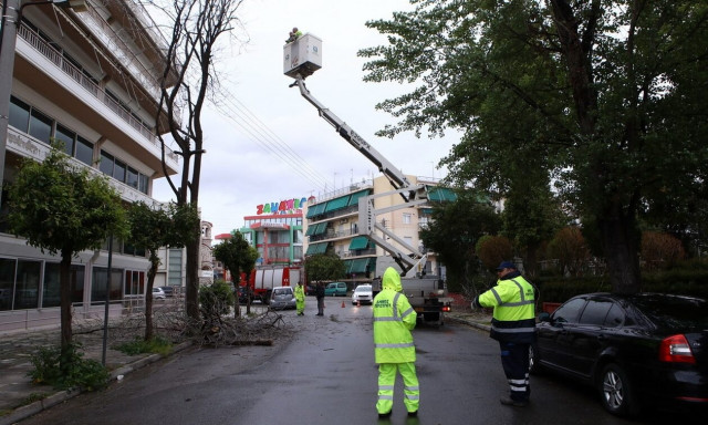Κακοκαιρία: Προβλήματα σε όλη τη χώρα από τους ισχυρούς ανέμους