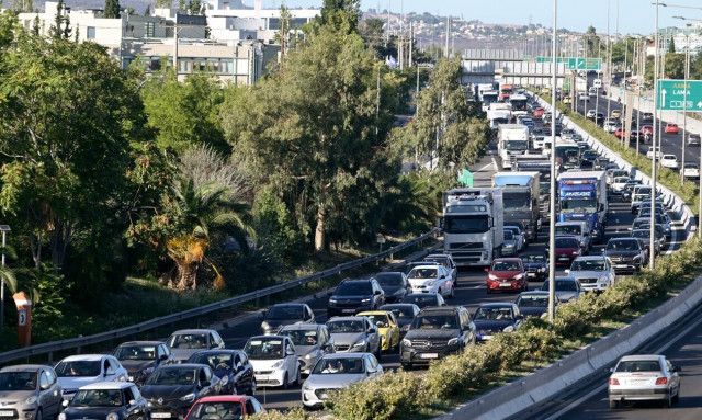 Κίνηση στους δρόμους: «Κολλημένοι» οι οδηγοί σε Κηφισό, Κηφισίας και Αττική Οδό