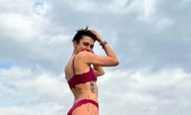 Κάτια Ταραμπάνκο: Οι εντυπωσιακές πόζες στη θάλασσα με το μπικίνι