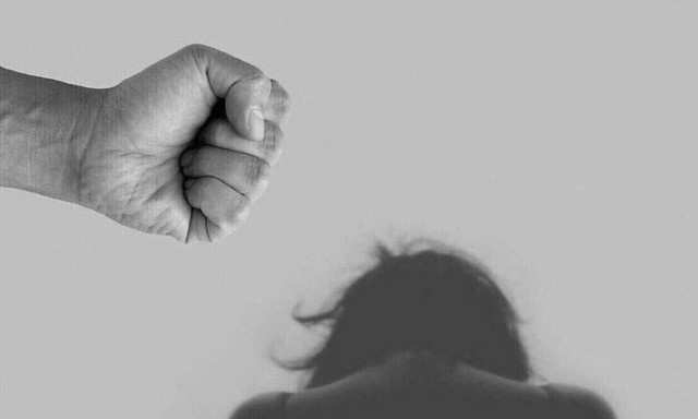 Δραπετσώνα: Άνδρας αποπειράθηκε να βιάσει και μαχαίρωσε τη σύζυγό του