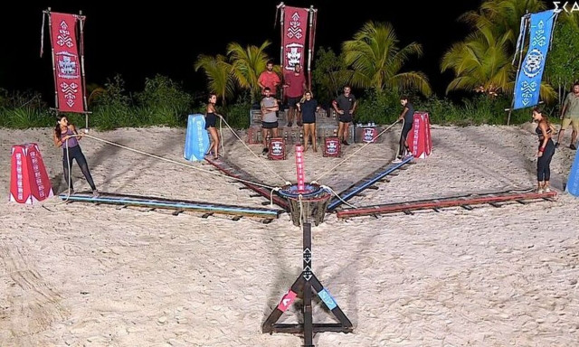 Survivor: Bίντεο με παίκτες να παίρνουν φαγητό από delivery