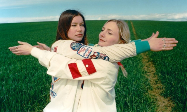 Οι ποπ σταρ Wet Leg μαζί με τους Madrugada στο Release Athens 2023