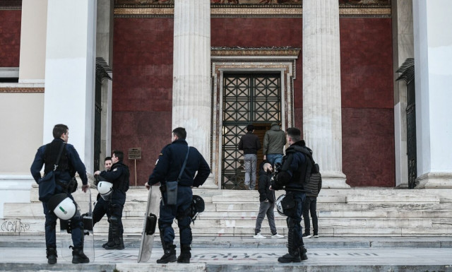 Δέκα συλλήψεις για την κατάληψη στην Πρυτανεία του ΕΚΠΑ