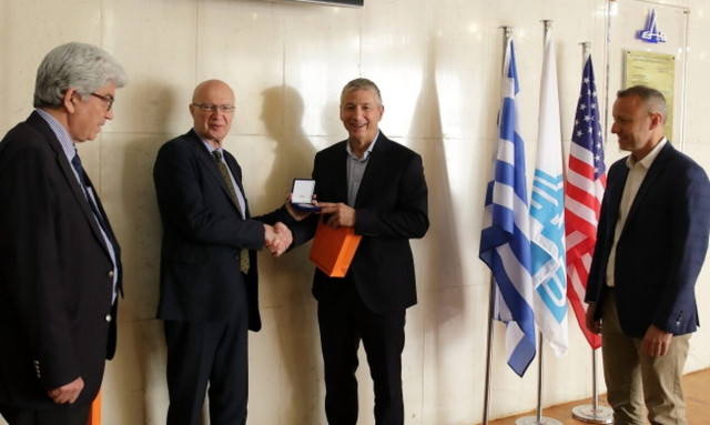 Ο Ακόλουθος Άμυνας των ΗΠΑ επισκέφτηκε τις εγκαταστάσεις της Ελληνικής Αεροπορικής Βιομηχανίας