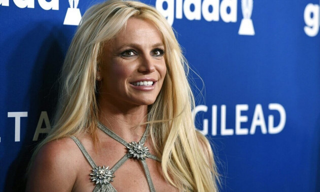 Σάλος με την προκληκτική Μπρίτνεϊ Σπίαρς: Χορεύει ημίγυμνη στην παραλία (vid)