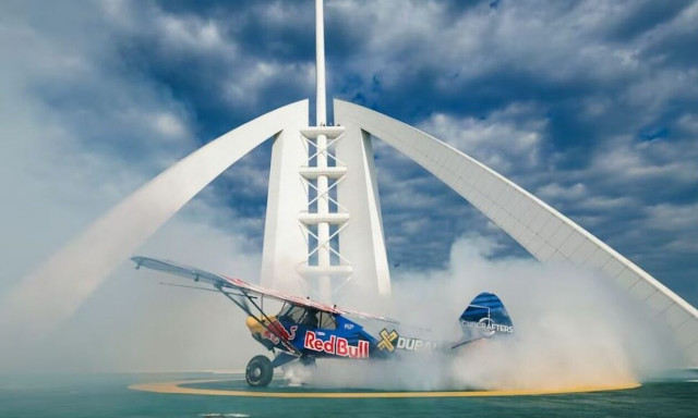 Ο Luke Czepiela γράφει ιστορία προσγειώνοντας αεροπλάνο στο Burj Al Arab