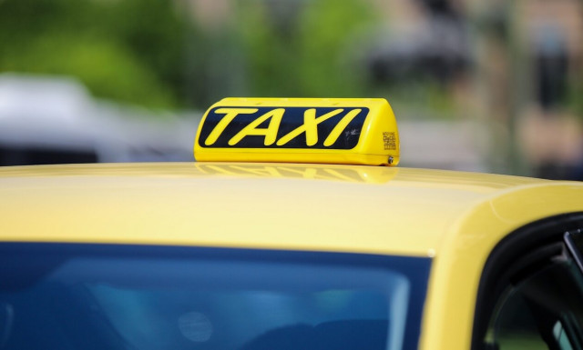 Θεσσαλονίκη: Οδηγός ξεκίνησε το ταξί του πριν κατέβει ηλικιωμένη - Την εγκατέλειψε τραυματισμένη