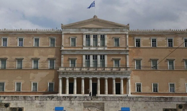 Γραφείο Προϋπολογισμού της Βουλής: Θετικά δημοσιονομικά νέα, κίνδυνοι από το θεσμικό έλλειμμα