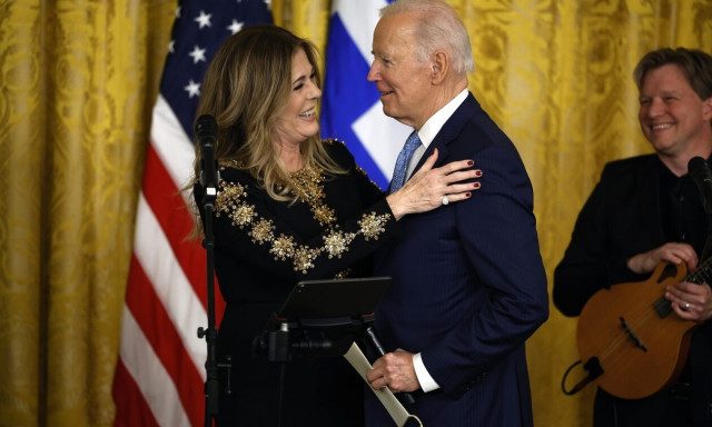 Λευκός Οίκος: Η Ρίτα Γουίλσον τραγούδησε Κόκκοτα στη δεξίωση Μπάιντεν για την 25η Μαρτίου