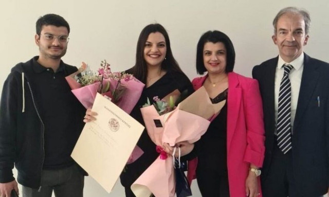 Τέμπη: Ρεθυμνιώτισσα αφιερώνει το πτυχίο της στους φοιτητές που σκοτώθηκαν στο δυστύχημα