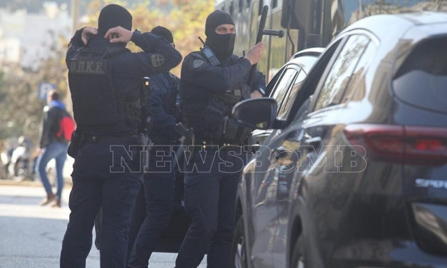 Τρομοκρατία: Ο εγκέφαλος του κυκλώματος απειλούσε να σκοτώσει συγγενείς τους, είπαν στην απολογία