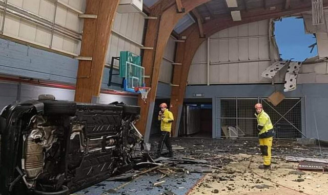 Βέλγιο: Σκληρές εικόνες - Ποδοσφαιριστής «πέταξε» με το αμάξι του και καρφώθηκε σε γυμναστήριο (vid)