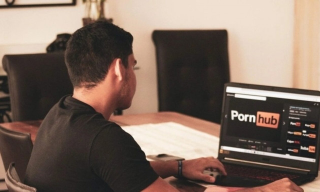 Έρευνα αποκαλύπτει πως το πορνό κάνει κακό στην ψυχική υγεία των ανδρών: Τι τους μπερδεύει