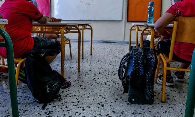 Αττική: «Άρχισαν να τον κλωτσούν στο κεφάλι», λέει η μητέρα του 15χρονου που τον ξυλοκόπησαν