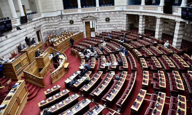 Δυστύχημα στα Τέμπη: Τα μέτρα στήριξης εγκρίθηκαν από όλα τα κόμματα - «Παρών» από το ΚΚΕ