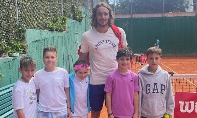 Προπονήθηκε στη Βάρη ο Τσιτσιπάς – Μοίρασε χαρά στα παιδιά