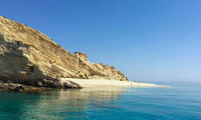 Τα εντυπωσιακά Ασπρονήσια με τα ολόλευκα βότσαλα