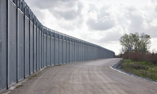 Στα άκρα η πολιτική αντιπαράθεση για τον φράχτη στον Έβρο