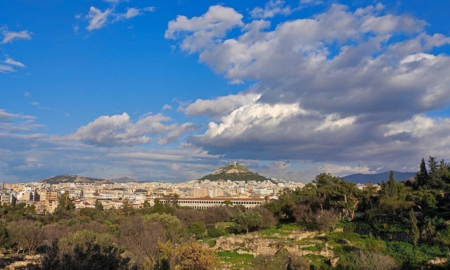 Καιρός: Με υψηλές θερμοκρασίες και συννεφιά μπαίνει ο Απρίλιος - Πού θα βρέξει