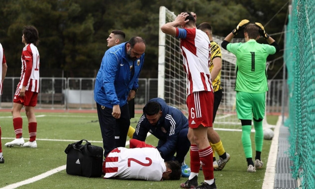 ΑΕΚ – Ολυμπιακός: Τα ιατρικά τιμ «ενώθηκαν» για τον τραυματισμό του Κουτσόπουλου
