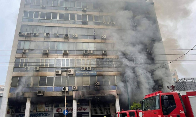 Φωτιά σε πολυκατοικία στον Πειραιά - Ισχυρή κινητοποίηση της Πυροσβεστικής