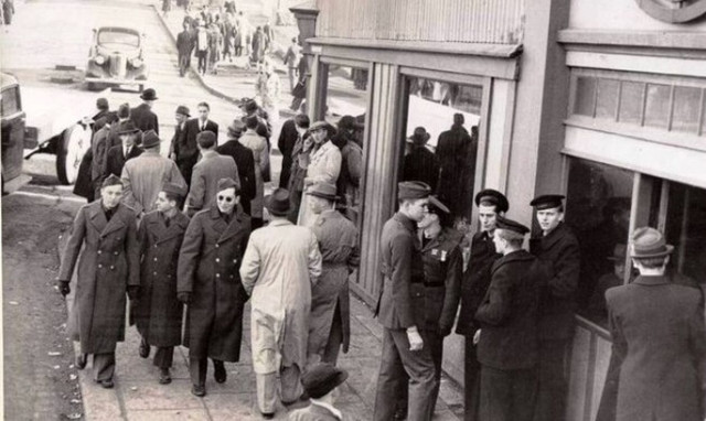 Ταξιδιώτης στον χρόνο: Η μυστηριώδης φωτογραφία του άνδρα με το «κινητό»