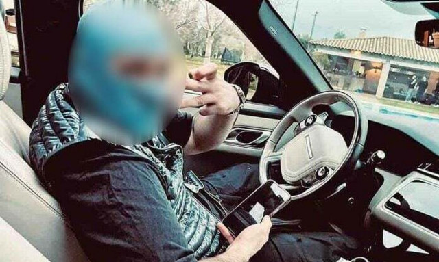 Ίλιον: Συνελήφθη γνωστός τράπερ με όπλο