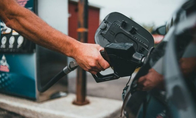 Καύσιμα: Πάσχα με βενζίνη στα 2 ευρώ - Ποιες περιοχές «σπάνε» το κοντέρ