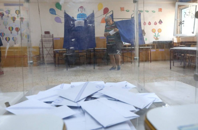 Εκλογές 2023: Σε ποιες εκλογικές περιφέρειες «κερδίζουν» και πού «χάνουν» ΝΔ και ΣΥΡΙΖΑ