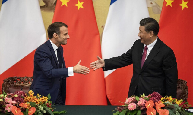 Politico: «Ο Μακρόν θέλει να γοητεύσει τους Κινέζους, μετά την αποτυχία του με τον Πούτιν»