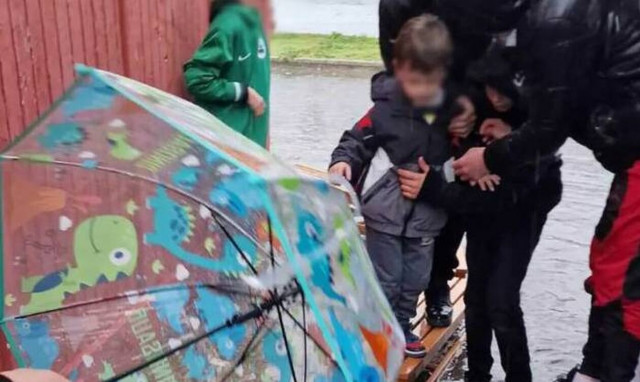 Εικόνες ντροπής στα Τρίκαλα: Έφτιαξαν γέφυρα με πάγκους για να βγάλουν τα νήπια από το σχολείο