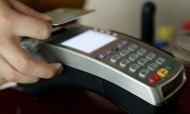 Οι συναλλαγές με κάρτες ξεπέρασαν σε αξία τις αναλήψεις μετρητών