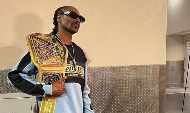 Snoop Dogg: Μπήκε στο ρινκ του WWE και «ξάπλωσε» τον Miz με μία μπουνιά