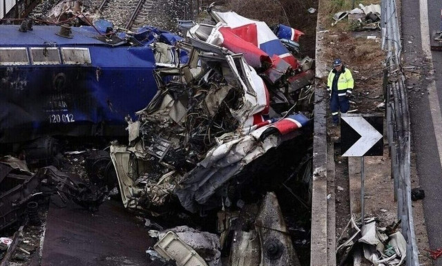 Δυστύχημα Τέμπη: Επιζώντες της τραγωδίας μοίρασαν φυλλάδια με τα ονόματα των νεκρών