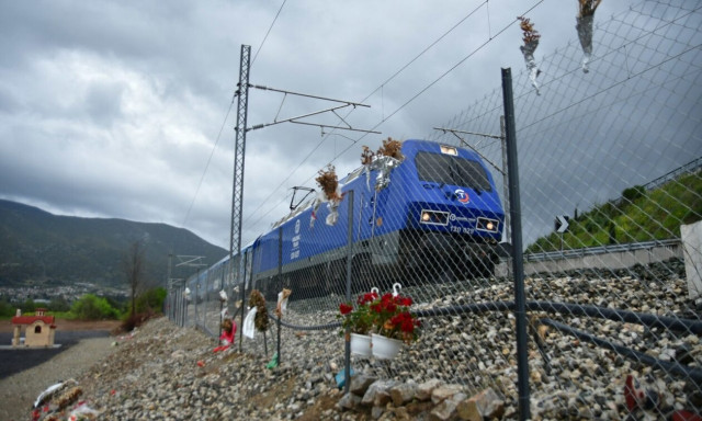 Συγκλονιστική στιγμή: To Intercity περνά για πρώτη φορά από το σημείο της τραγωδίας των Τεμπών