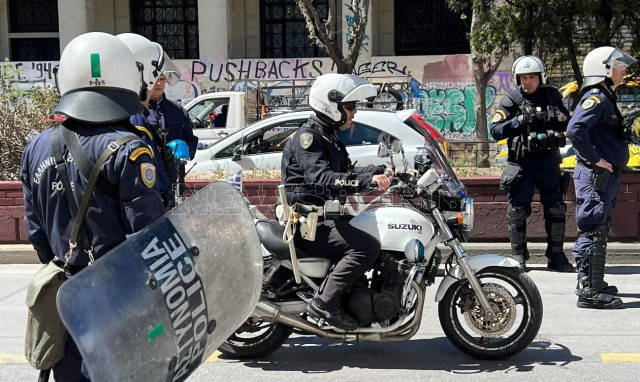 ΑΣΟΕΕ: Βίντεο από τη στιγμή που κουκουλοφόροι κυνηγούν περιπολικό στην Πατησίων