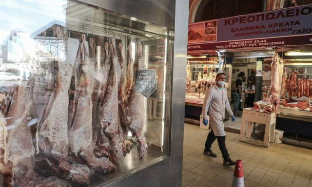 Ακρίβεια: Αντιδράσεις για το «καλάθι του Πάσχα» και γκρίνια για τις τιμές του οβελία