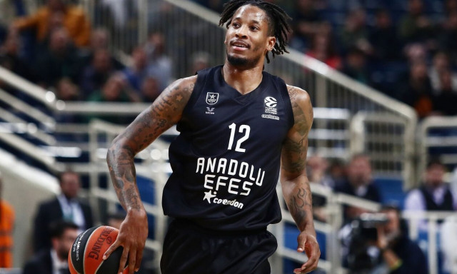 Euroleague: Χαμός στο Φενέρ-Εφές, ο Κλάιμπερν πήγε να επιτεθεί στον Δέδα