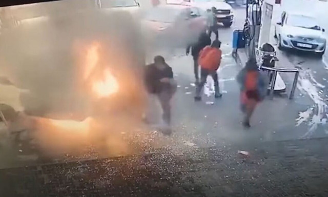 Τρόμος σε βενζινάδικο: Βανάκι τυλίχτηκε στις φλόγες